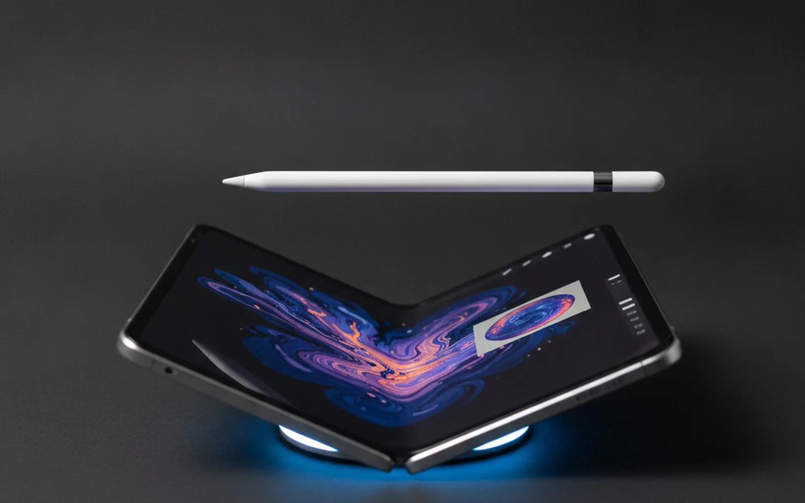 Apple Pencil парит над раскрытым складным iPhone с ярким абстрактным рисунком на экране — иллюстрация к новости об iOS 27.2